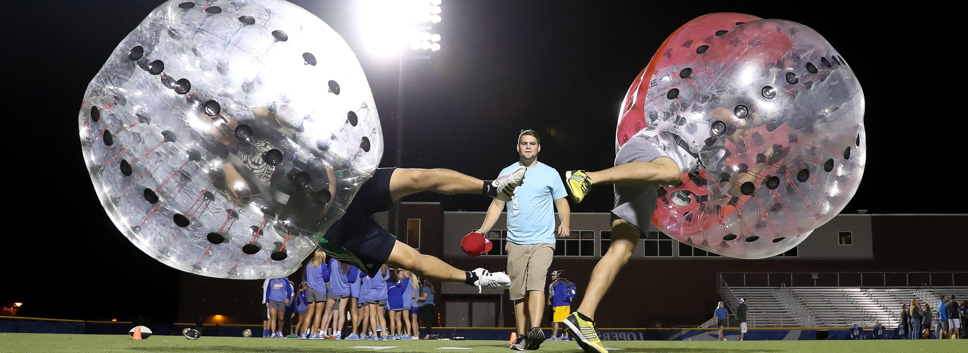 学生 enjoying 活动 at 365体育's Lopers Under the lights event